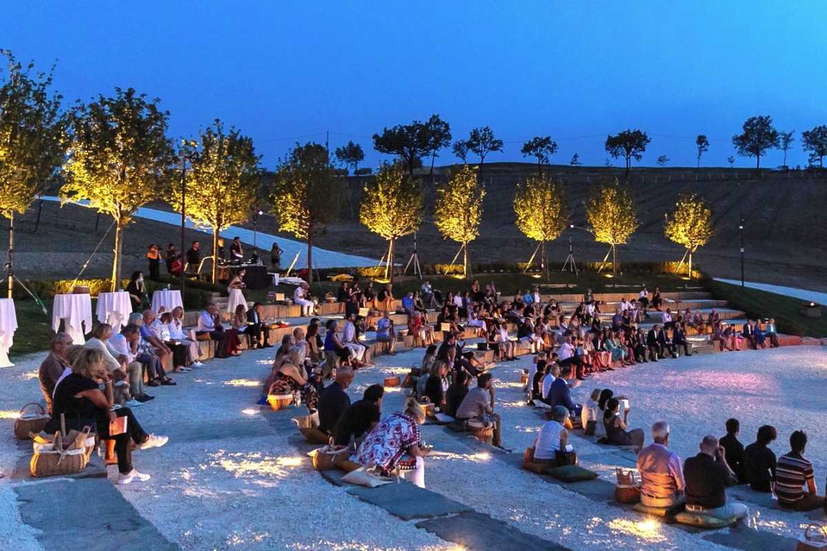 I film con aperitivo e degustazione di vini in un anfiteatro