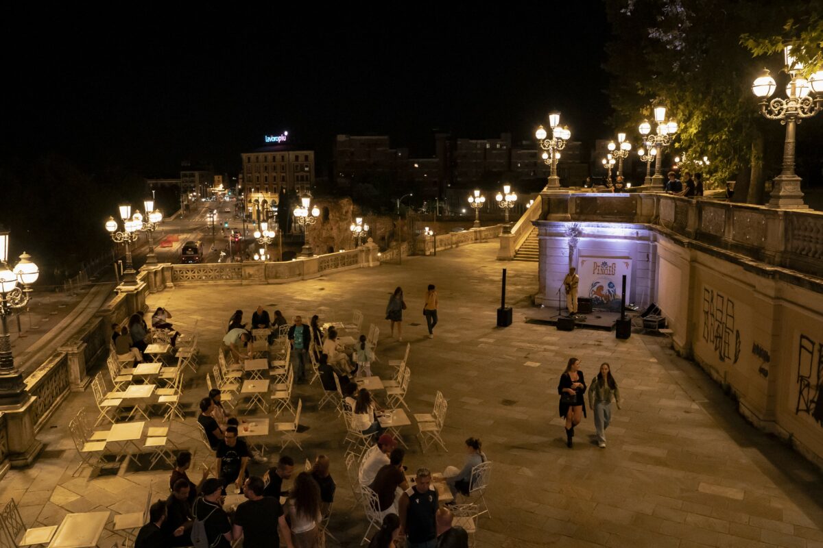 Musica, libri e cocktail: è ancora estate sulla terrazza della scalinata del Pincio