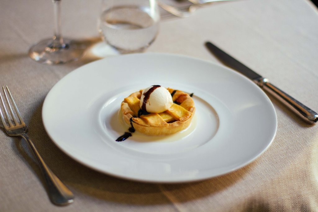 crostatina-di-cipolla-caramellata-caldo-freddo-di-parmigiano-e-aceto-balsamico